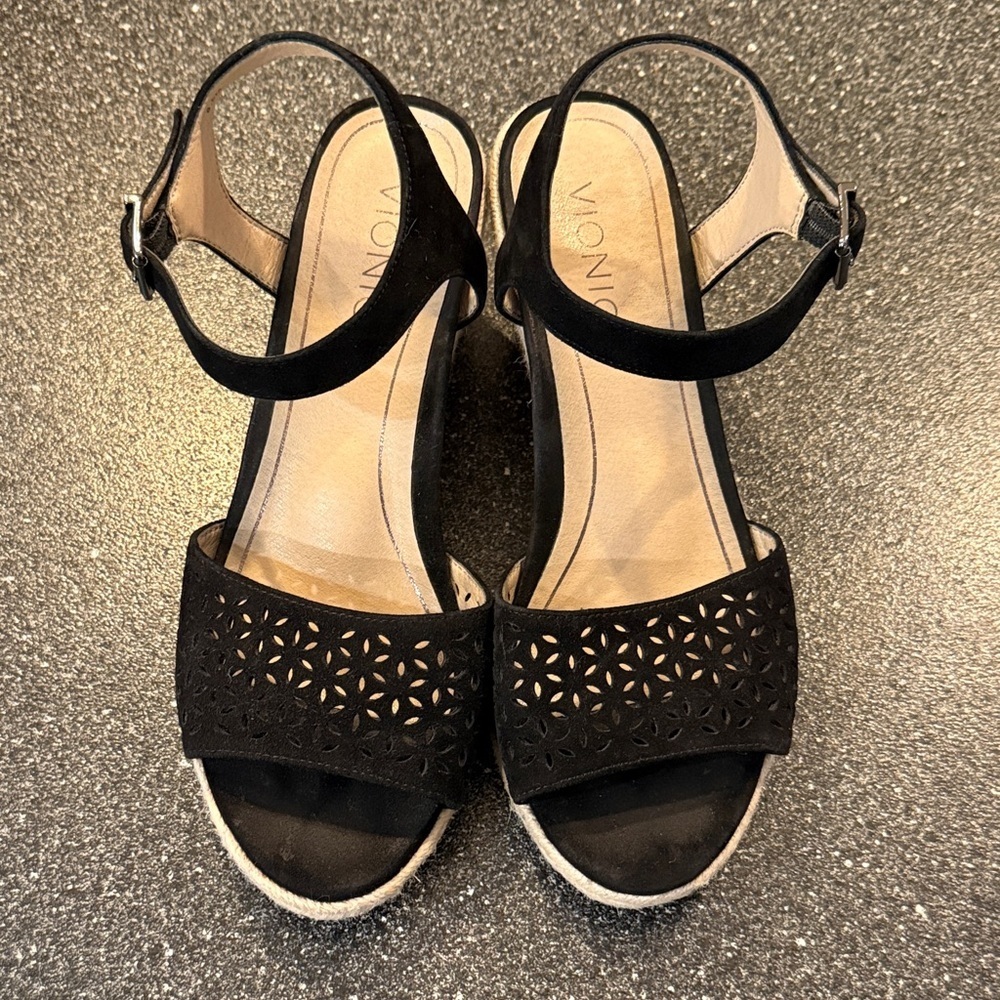 Vionic Women's Black Cutout Wedge Sandals - size 8.5